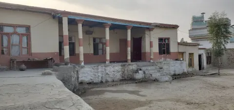 Two plots with 5-room house for sale, 550 m² and 324 m²
