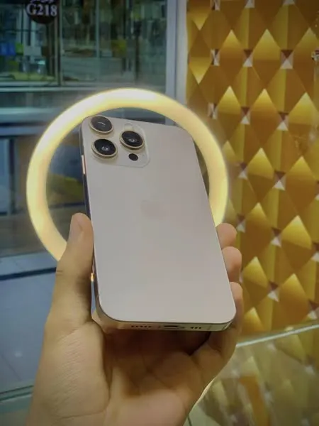 iPhone XR (Shape of 16 Pro)