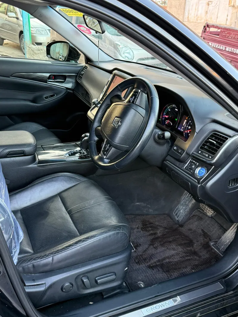 Toyota Crown 2014