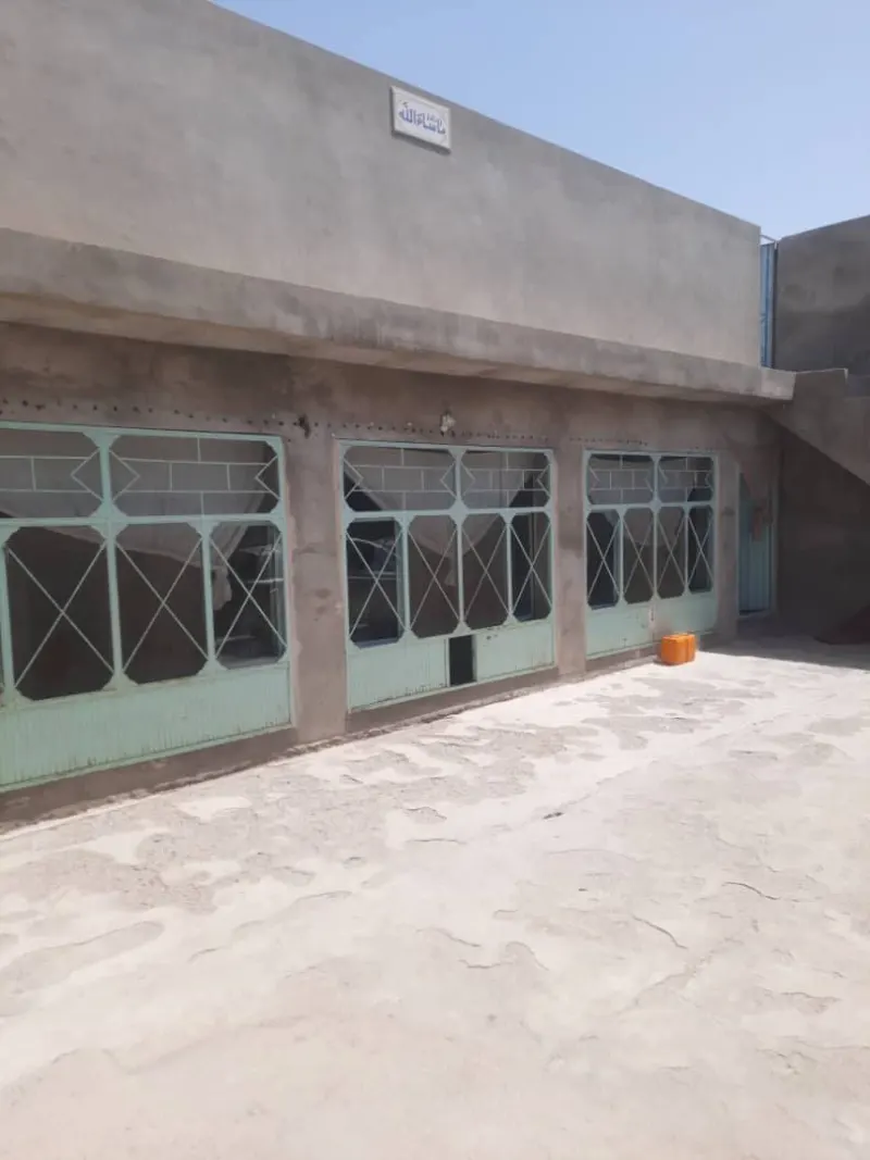 House with 5 shops for sale, 7 rooms, 550 m²